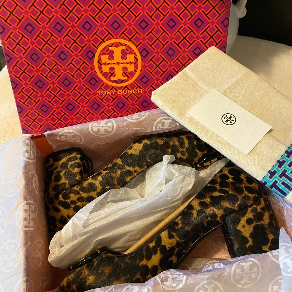 TORY BURCH MULTI-LOGO LEOPARD PUMP